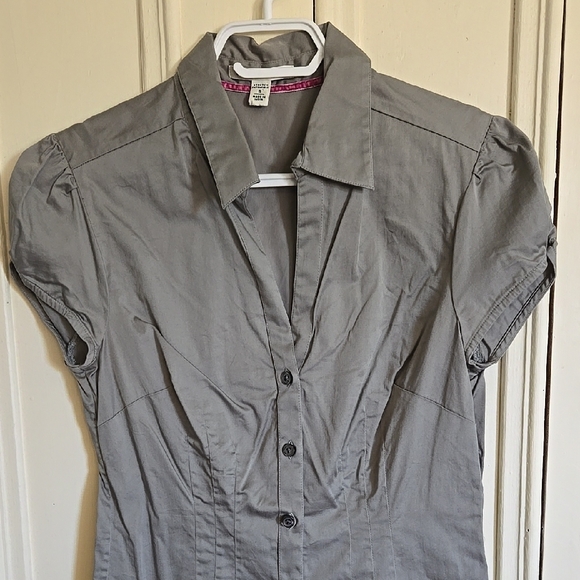 Women's Gray Button-Up Top - Picture 4 of 9